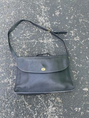 Coach Vintage Black Leather Shoulder Bag with Turn-Lock Closure